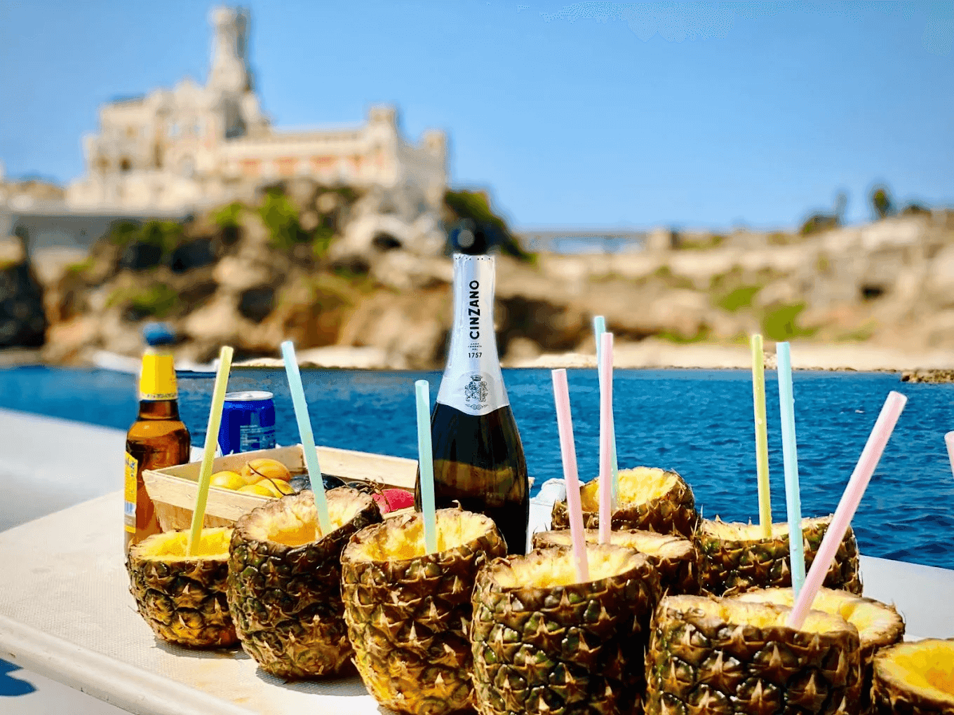 Prosecco con bicchieri ananas